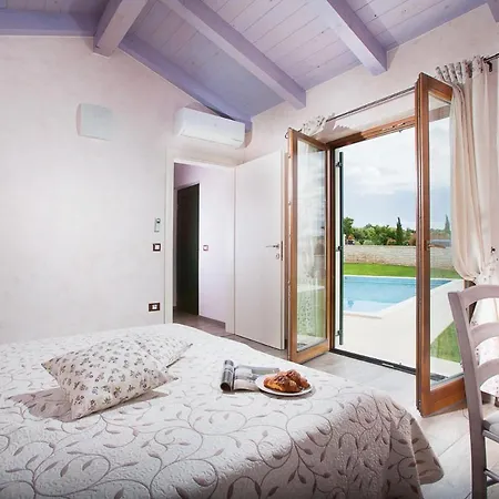 Sleeps 12 With Pool Air Con And Wifi * Radetići