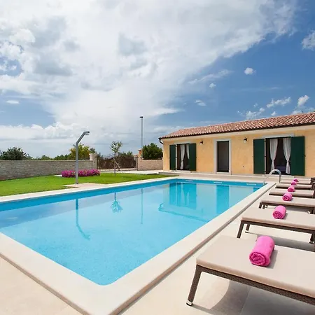 Sleeps 12 With Pool Air Con And Wifi Villa Radetići
